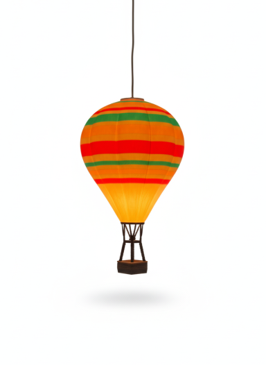 Bunter Heißluftballon mit orangefarbenem, rot-grünem Muster, schwebend.