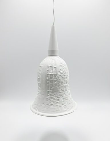 Weiße Pendelleuchte mit strukturierter Oberfläche und konisch zulaufendem oberen Teil.