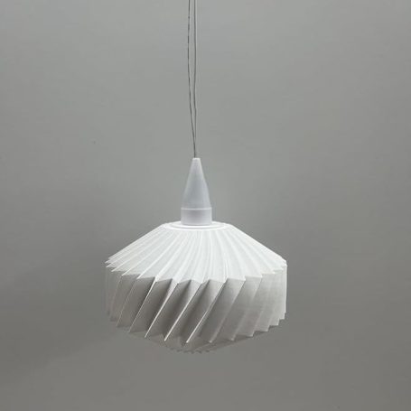 Hängelampe mit gefalteter, weißer Schirmform an einem dünnen Kabel.