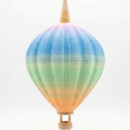 Bunte Luftballon-Form in sanften Regenbogenfarben auf weißem Hintergrund.