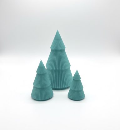 Drei stilisierte, türkisfarbene Tannenbäume in unterschiedlicher Größe.
