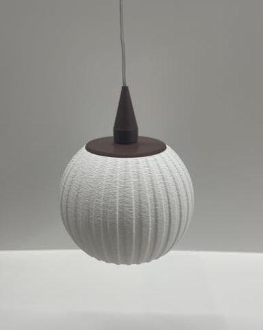 Hängelampe in runder Form mit einem weißen, gestreiften Schirm und braunem Deckel.