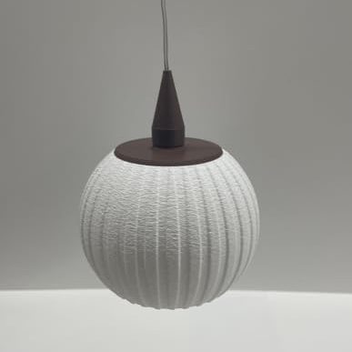 Geometrische, weiße Pendelleuchte in Form einer facettierten Kugel.