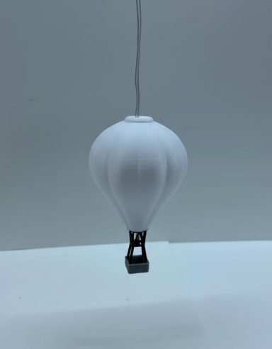 Weiße, hängende Heißluftballon-Lampe mit schwarzem Korb.