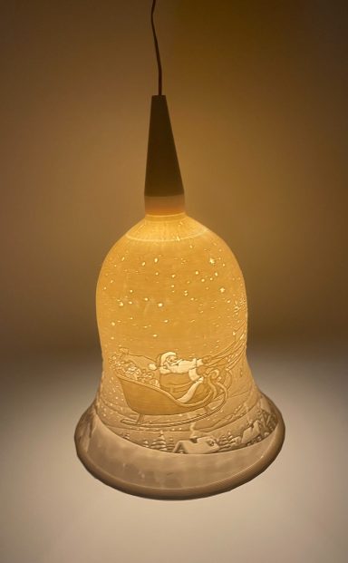 Hängelampe in Glockenform mit warmem Licht und strukturiertem, milchigem Schirm.