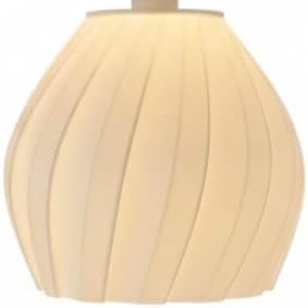 Weiße Lampe mit geschwungener Form und sanften Linien.